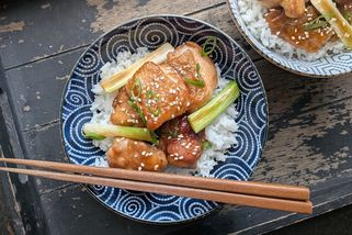 Recept na japonské kuře jakitori: Šťavnatá stehna v dokonalé omáčce připravíte za půl hodiny - Novinky